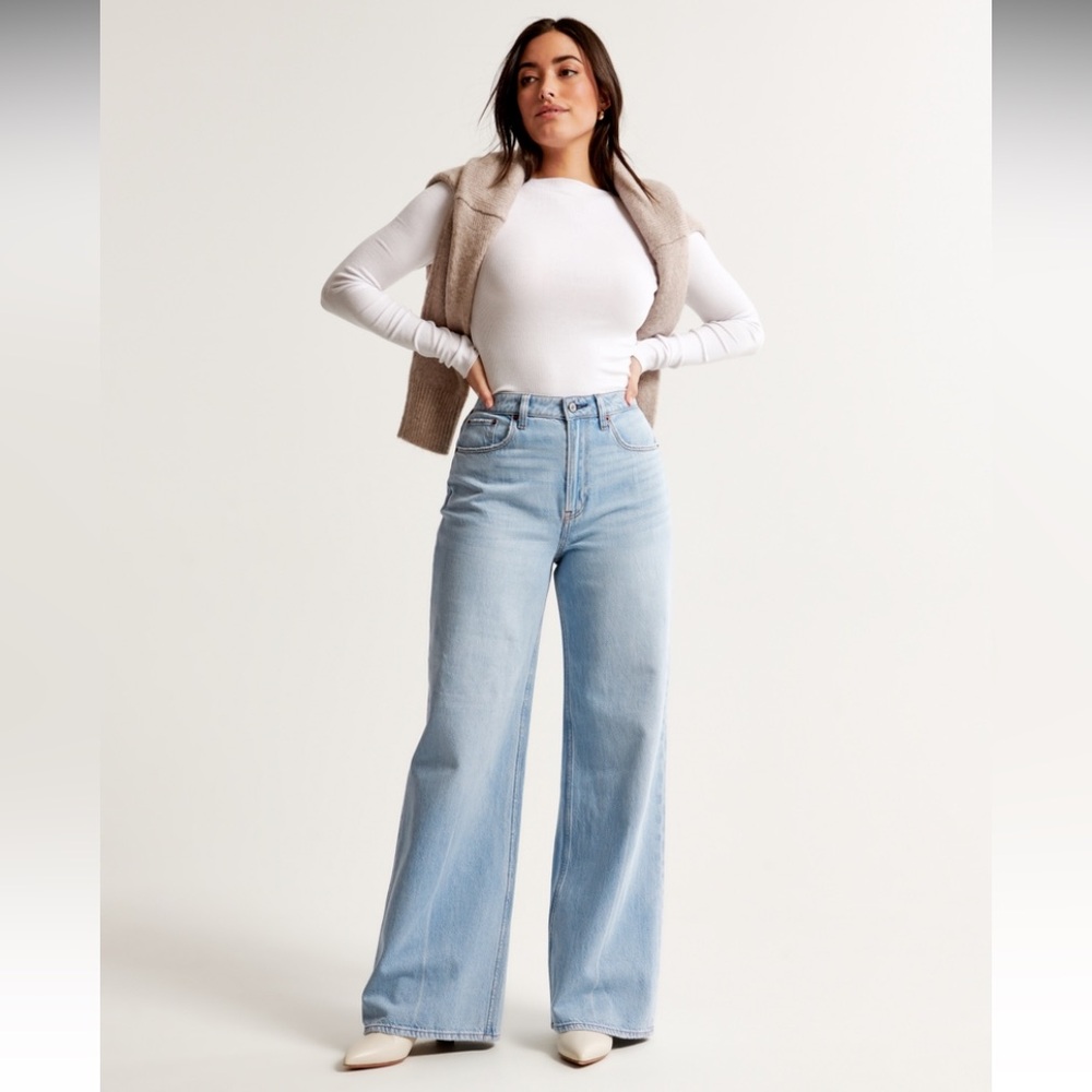 Abercrombie & Fitch Curve Love High Rise Wide Leg Jean